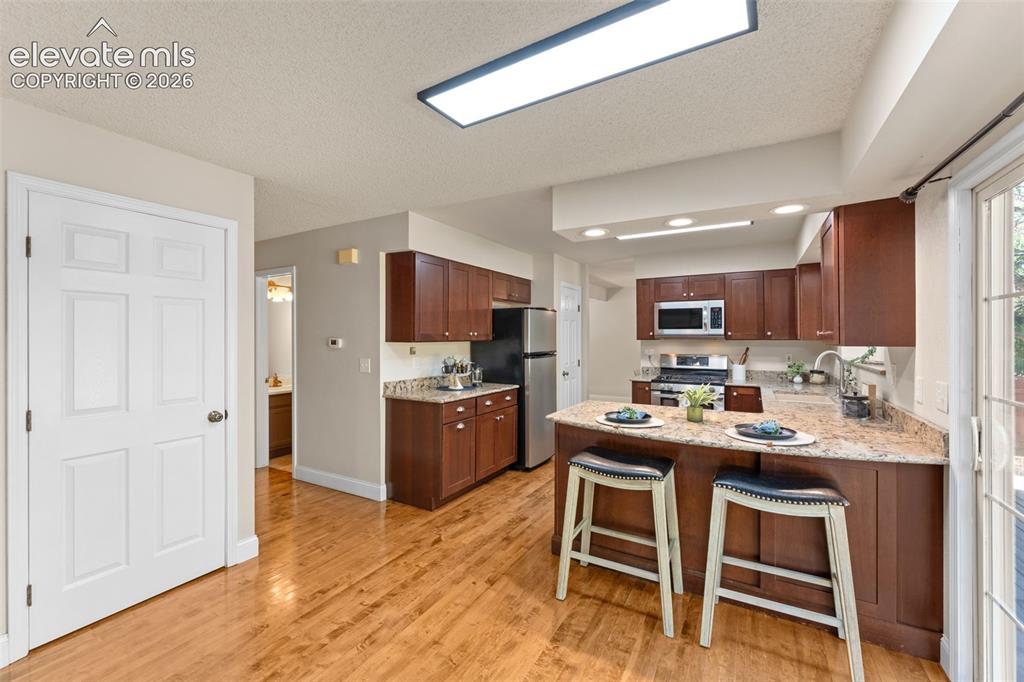 Image 15 of 50: Kitchen