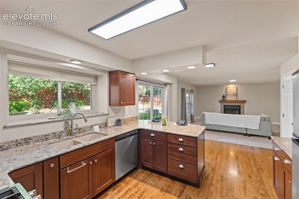 Image 16 of 50: Kitchen