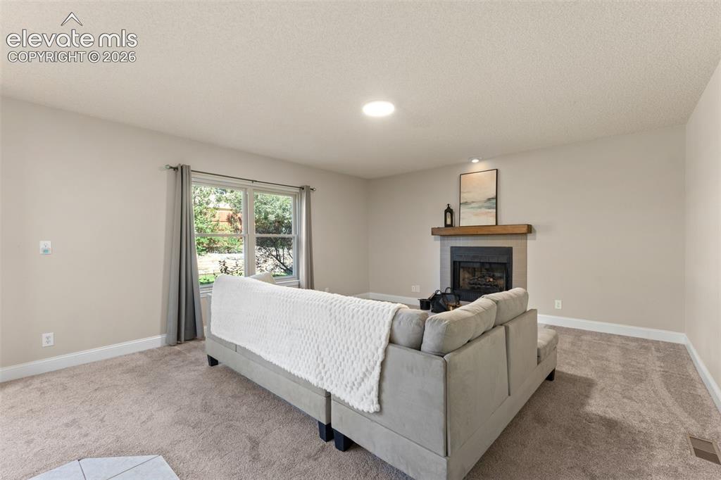 Image 18 of 50: Living Room