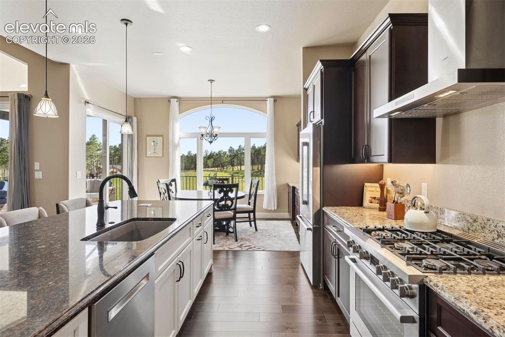 Image 18 of 50: Kitchen