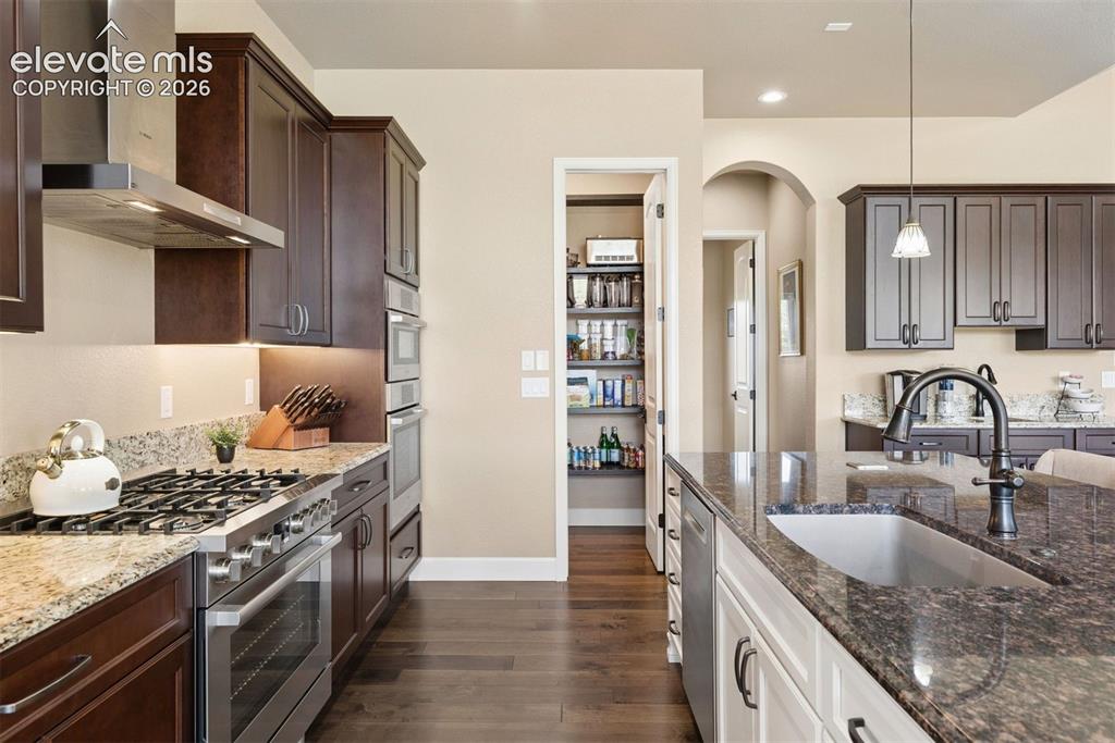 Image 19 of 50: Kitchen