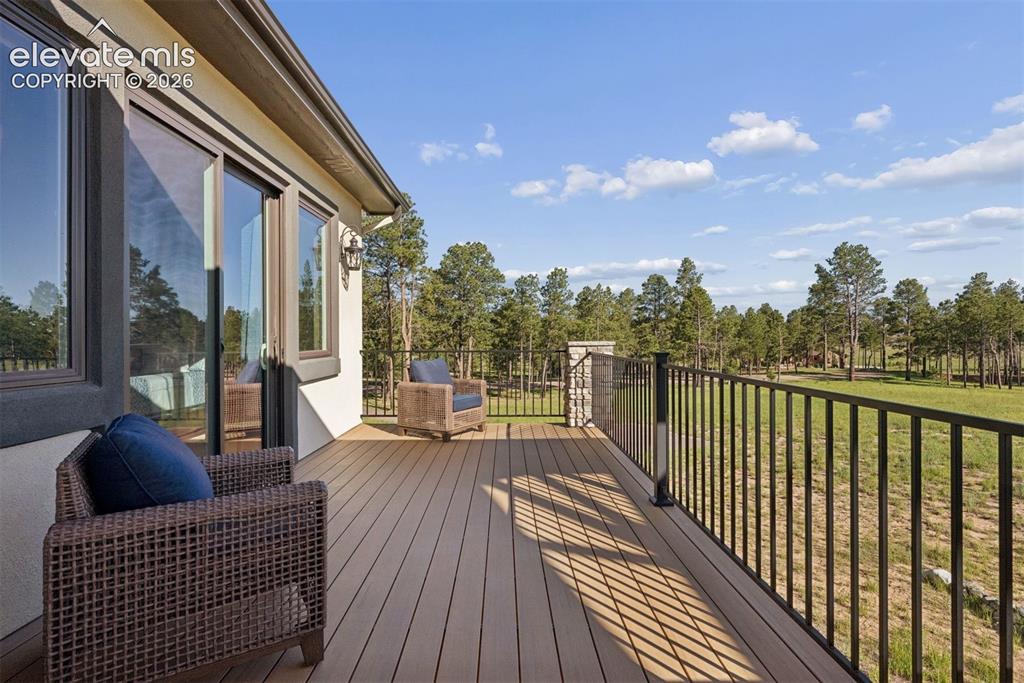 Image 8 of 50: Deck