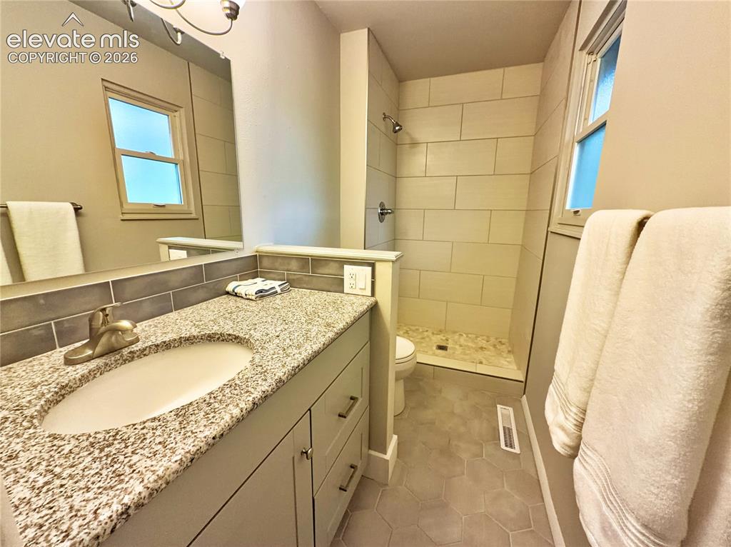 Image 33 of 42: Bathroom