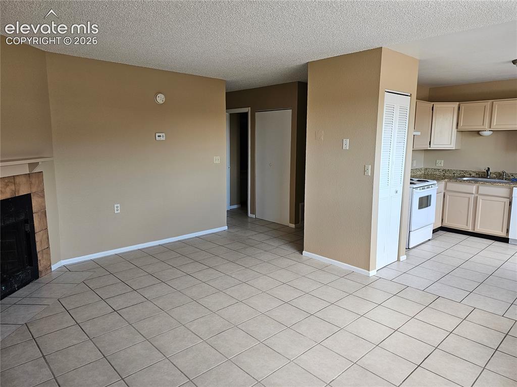 Image 3 of 9: Living Room