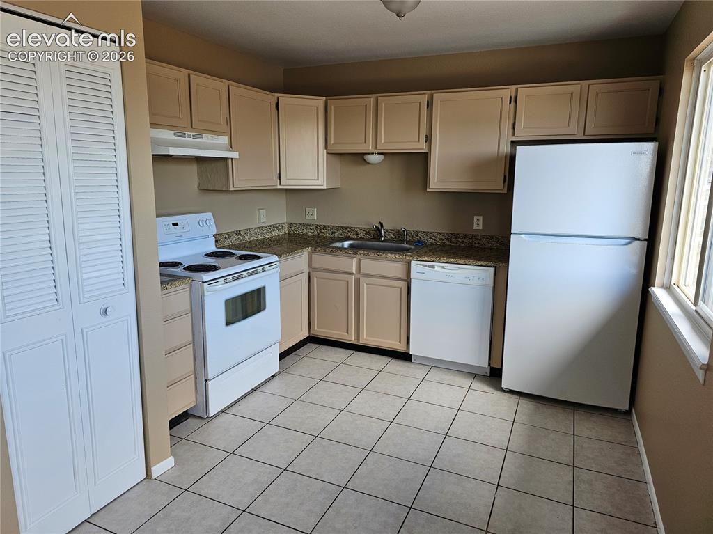 Image 4 of 9: Kitchen