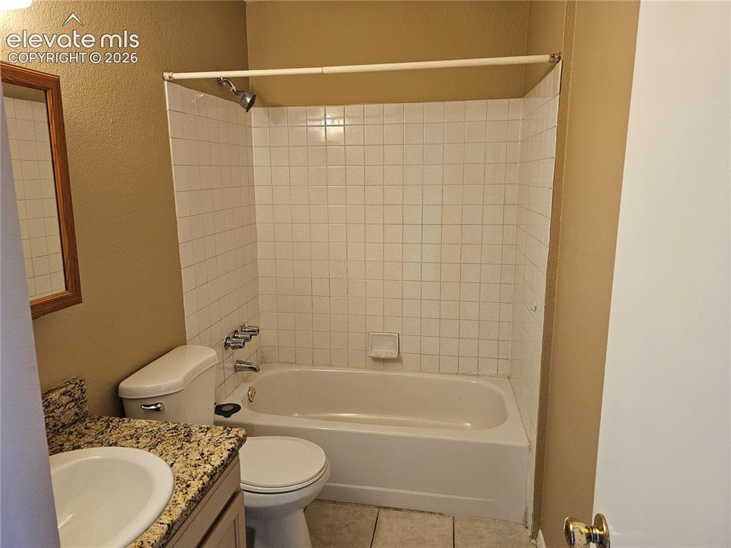 Image 5 of 9: Bathroom