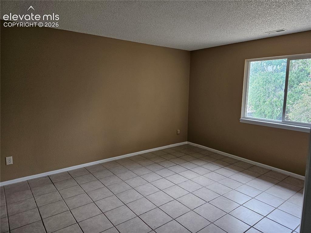 Image 6 of 9: Bedroom