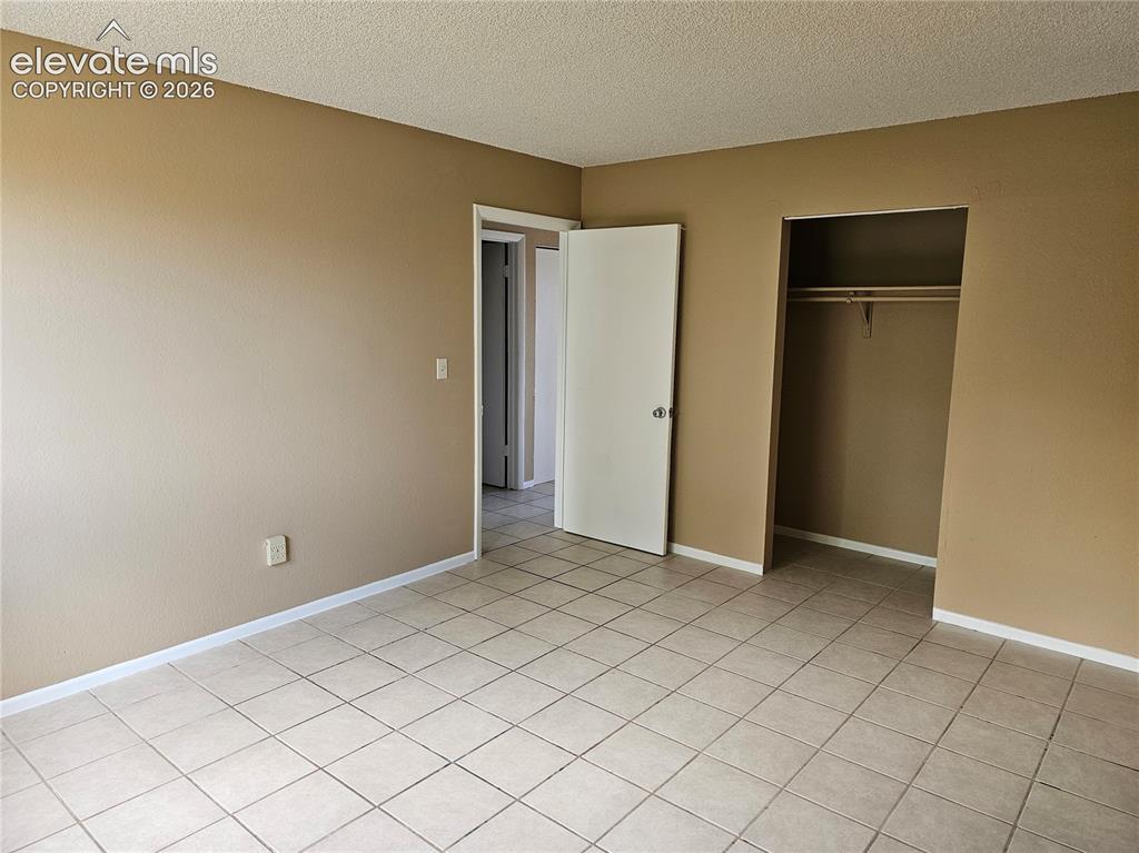 Image 7 of 9: Bedroom