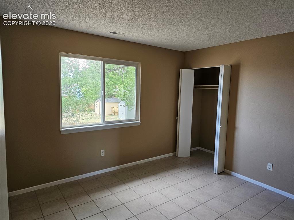 Image 8 of 9: Bedroom