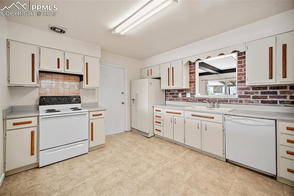 Image 10 of 31: Kitchen