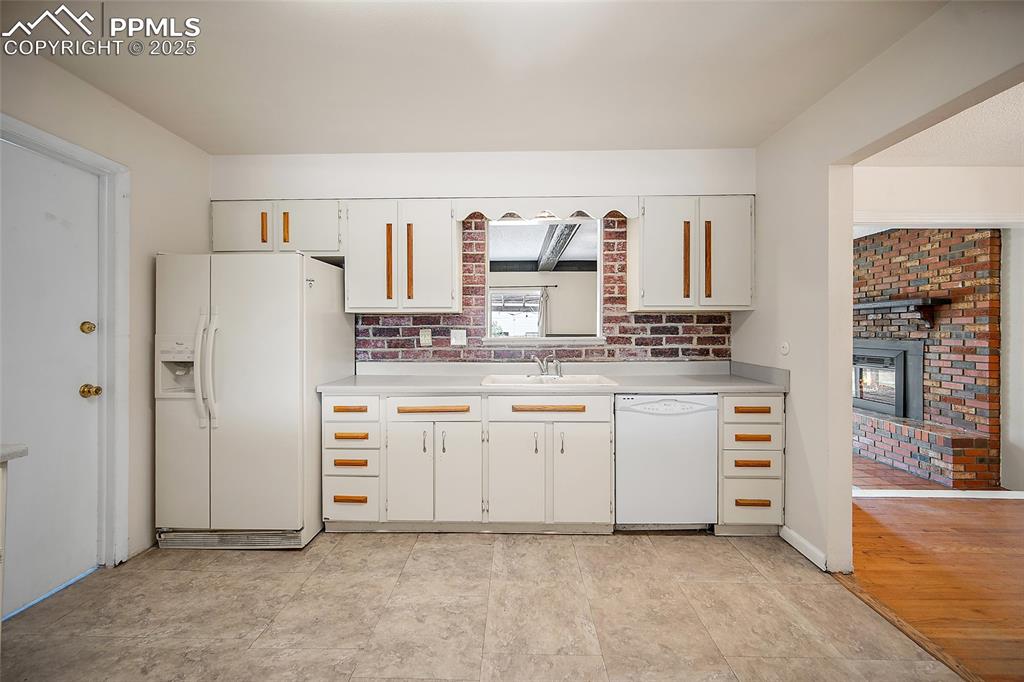 Image 11 of 31: Kitchen