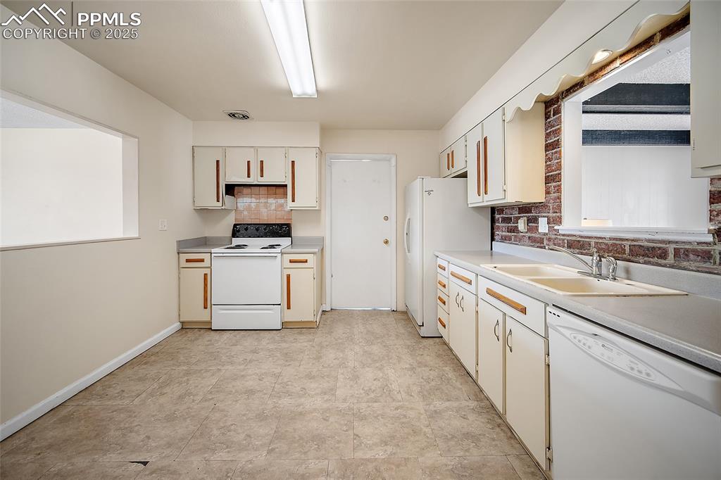 Image 12 of 31: Kitchen