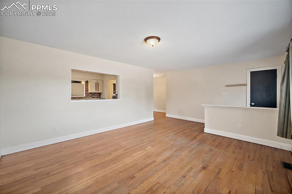 Image 6 of 31: Living Room