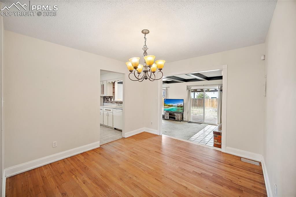 Image 7 of 31: Dining Area