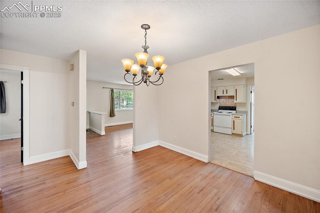 Image 8 of 31: Dining Area