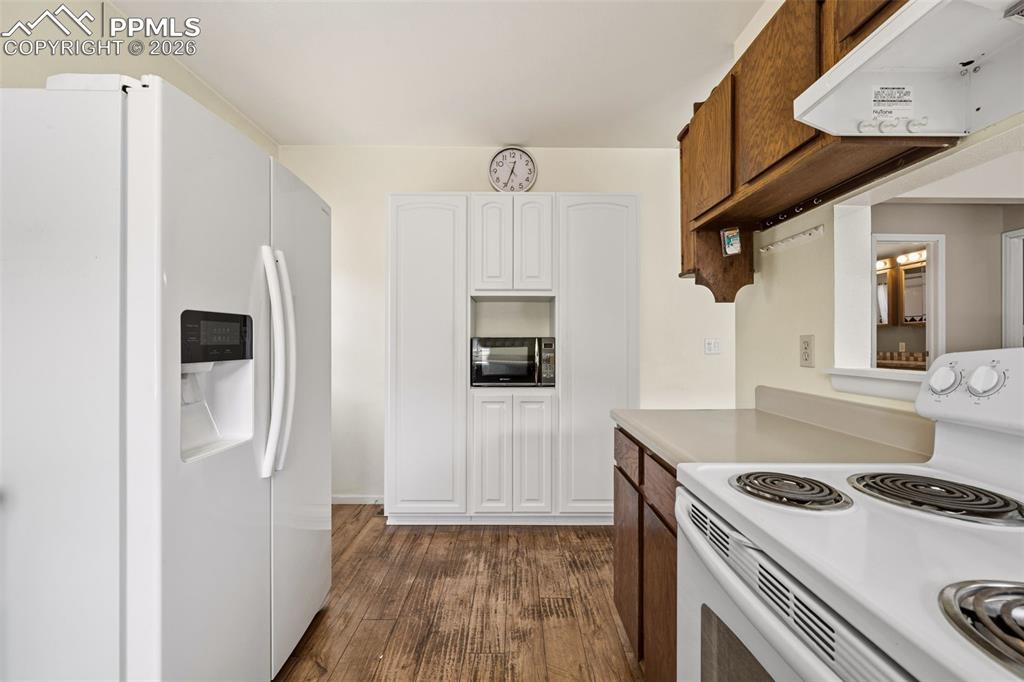 Image 10 of 31: Kitchen