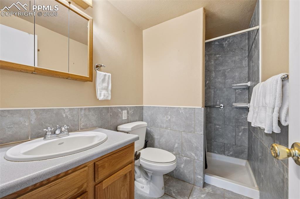 Image 13 of 31: Bathroom