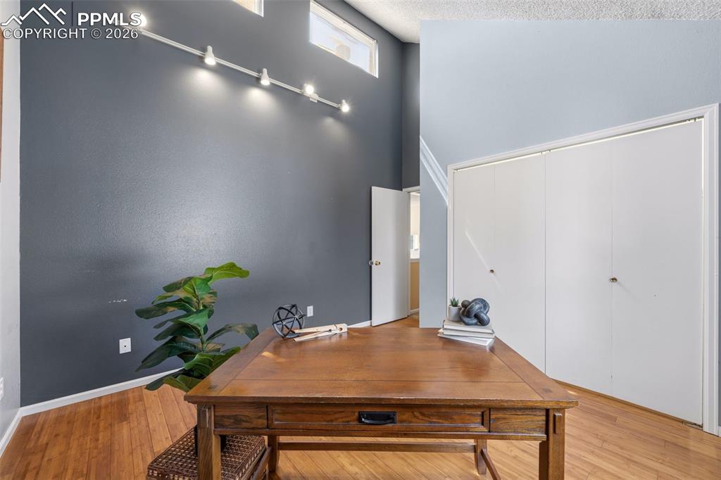 Image 15 of 31: Office