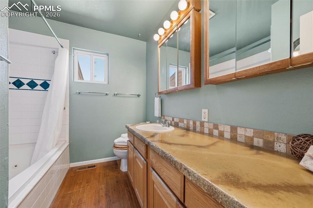 Image 17 of 31: Bathroom