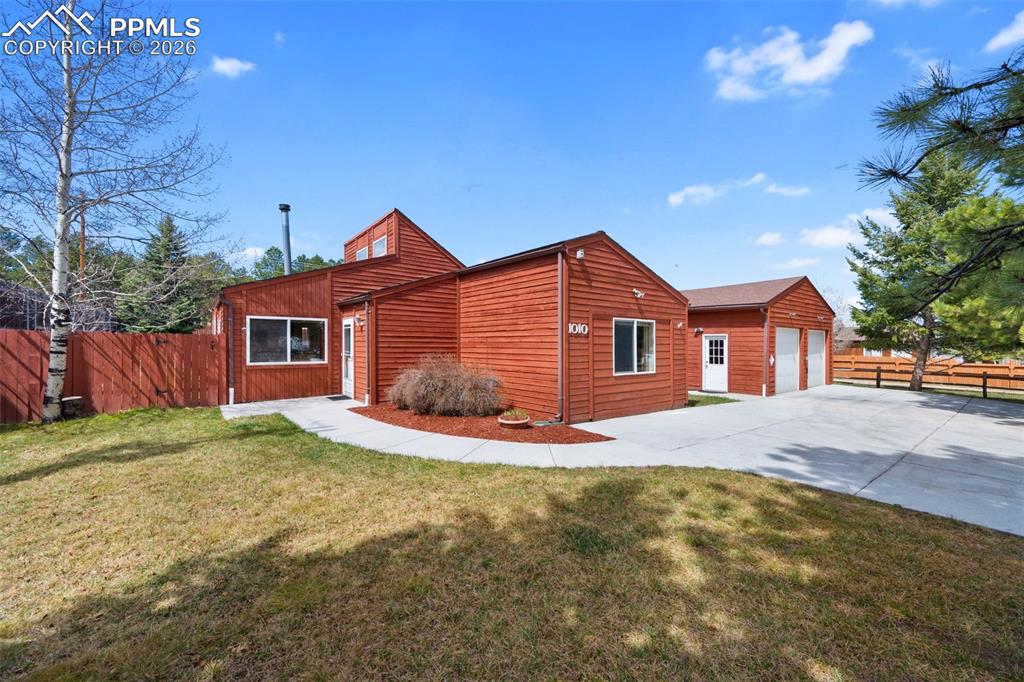 Image 2 of 31: Side of Structure