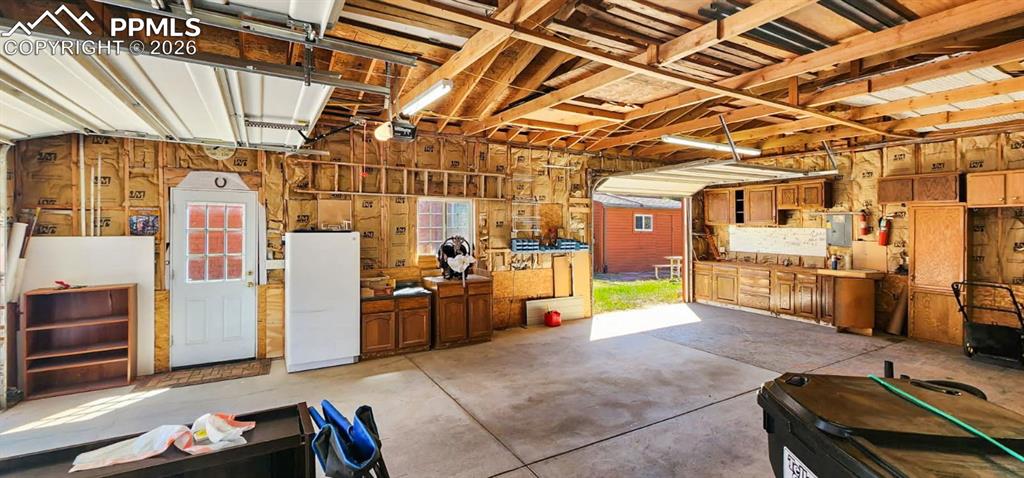 Image 20 of 31: Garage