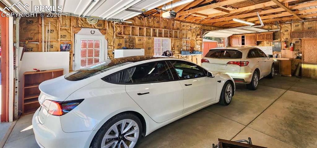 Image 21 of 31: Garage