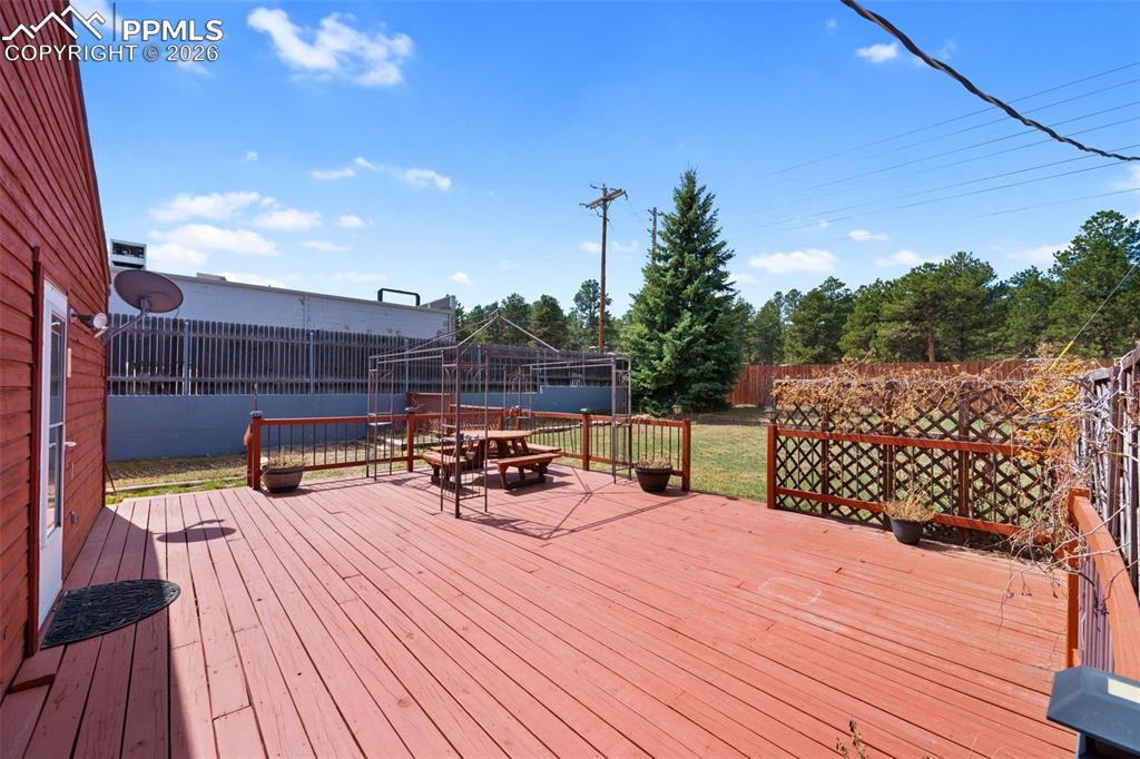 Image 23 of 31: Deck