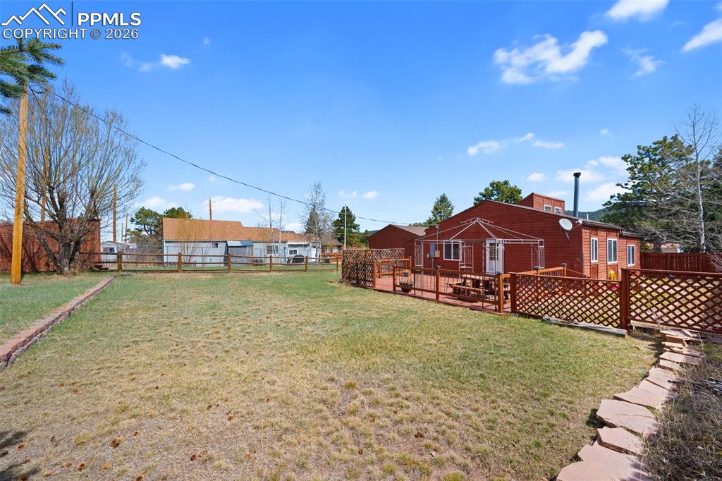 Image 25 of 31: Yard