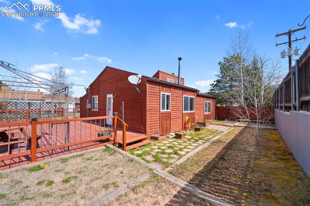 Image 26 of 31: Back of Structure