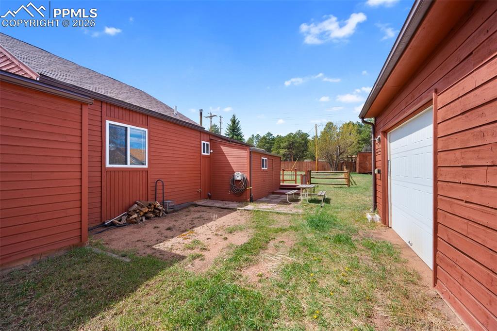 Image 28 of 31: Yard