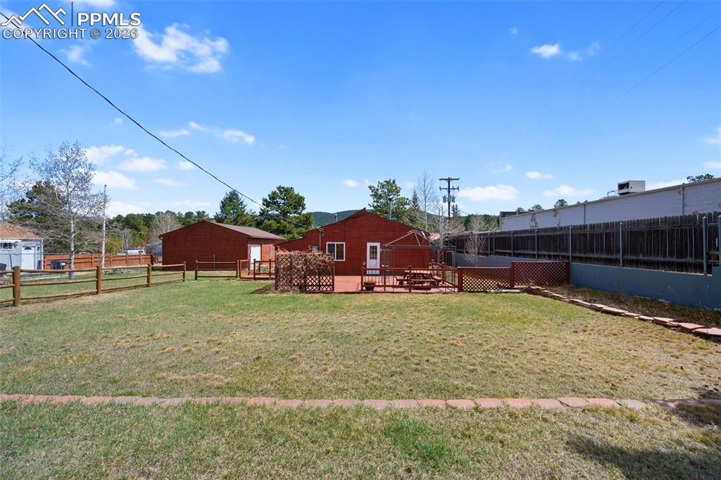 Image 29 of 31: Yard