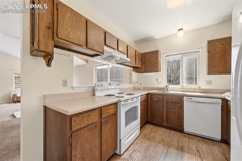 Image 8 of 31: Kitchen