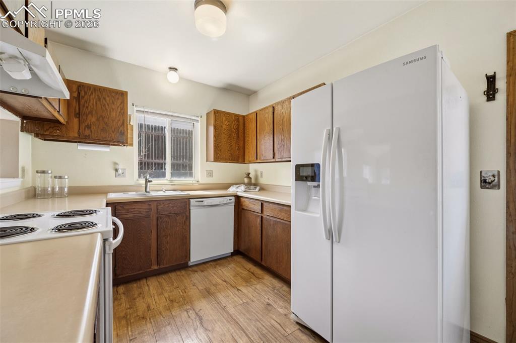 Image 9 of 31: Kitchen