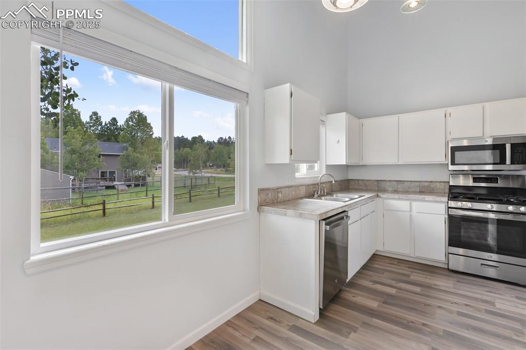 Image 10 of 43: Kitchen