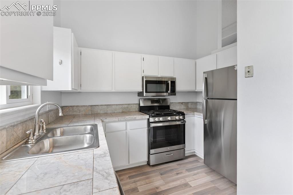 Image 11 of 43: Kitchen