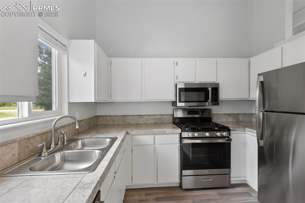 Image 13 of 43: Kitchen