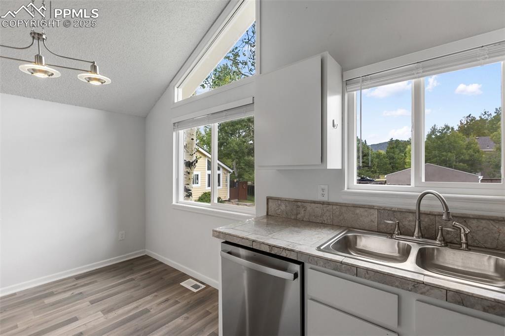 Image 14 of 43: Kitchen