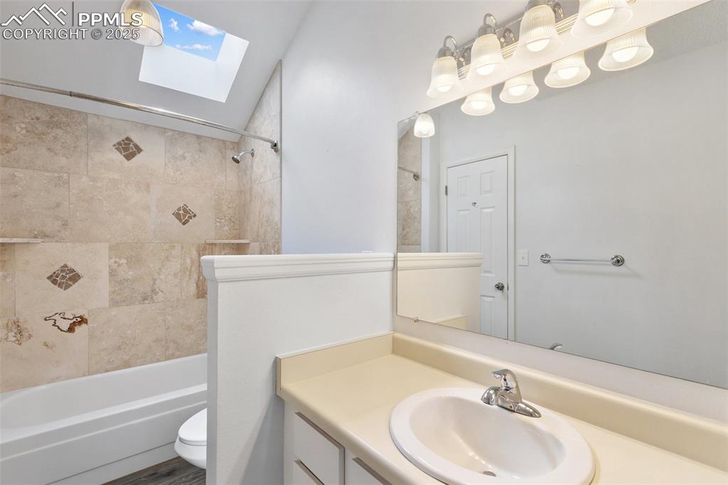 Image 15 of 43: Bathroom