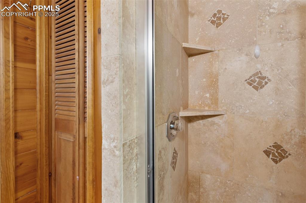 Image 27 of 43: Bathroom