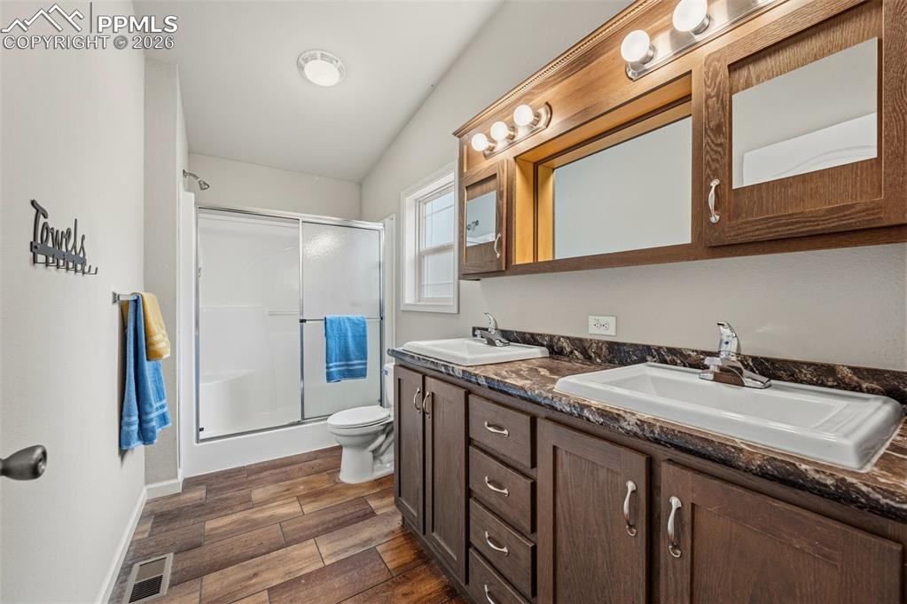 Image 16 of 29: Bathroom