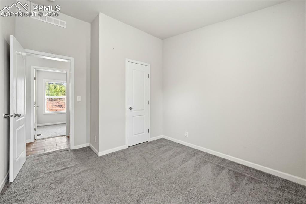 Image 18 of 29: Bedroom