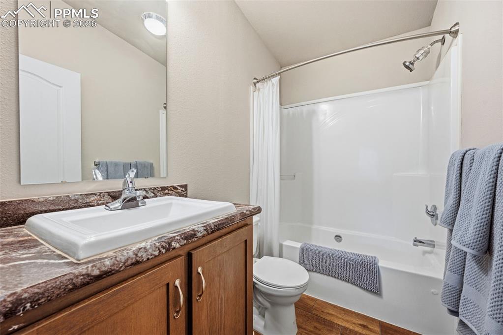 Image 19 of 29: Bathroom