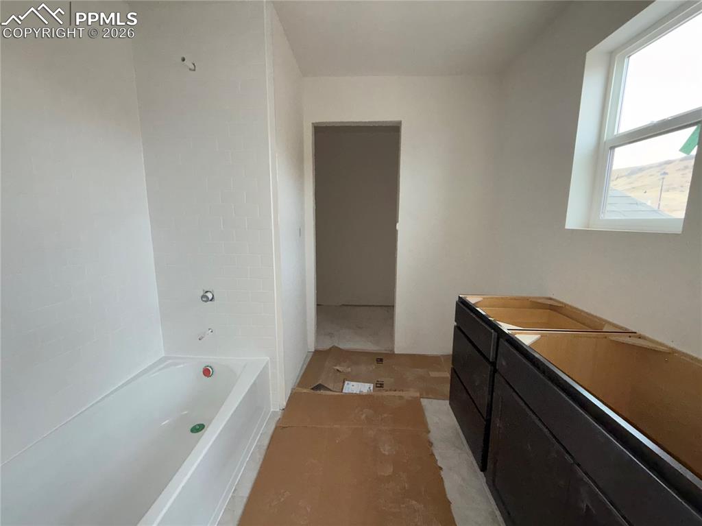 Image 19 of 22: Bathroom