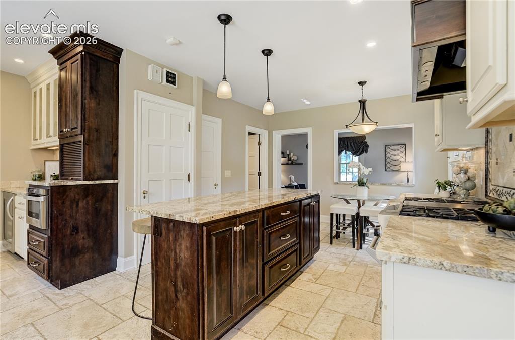 Image 10 of 50: Kitchen