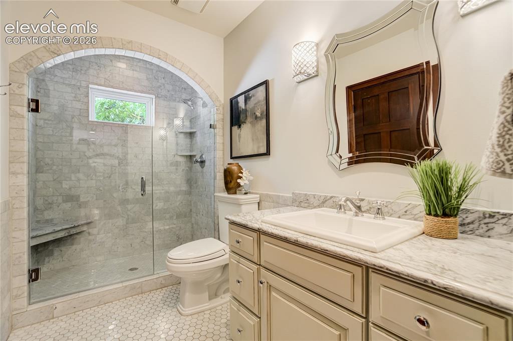 Image 19 of 50: Bathroom