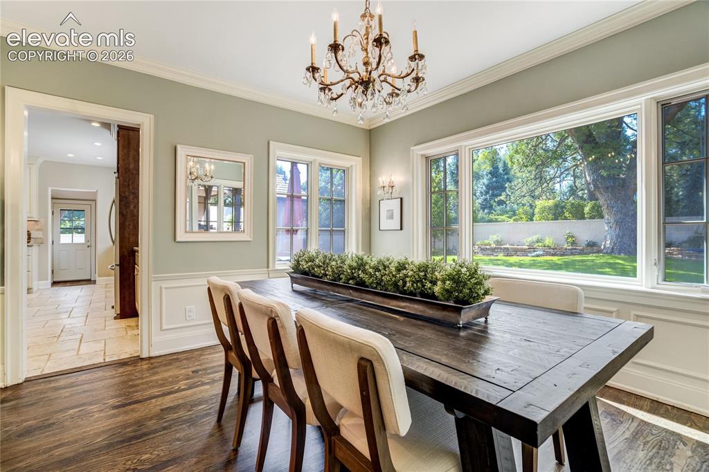 Image 5 of 50: Dining Area