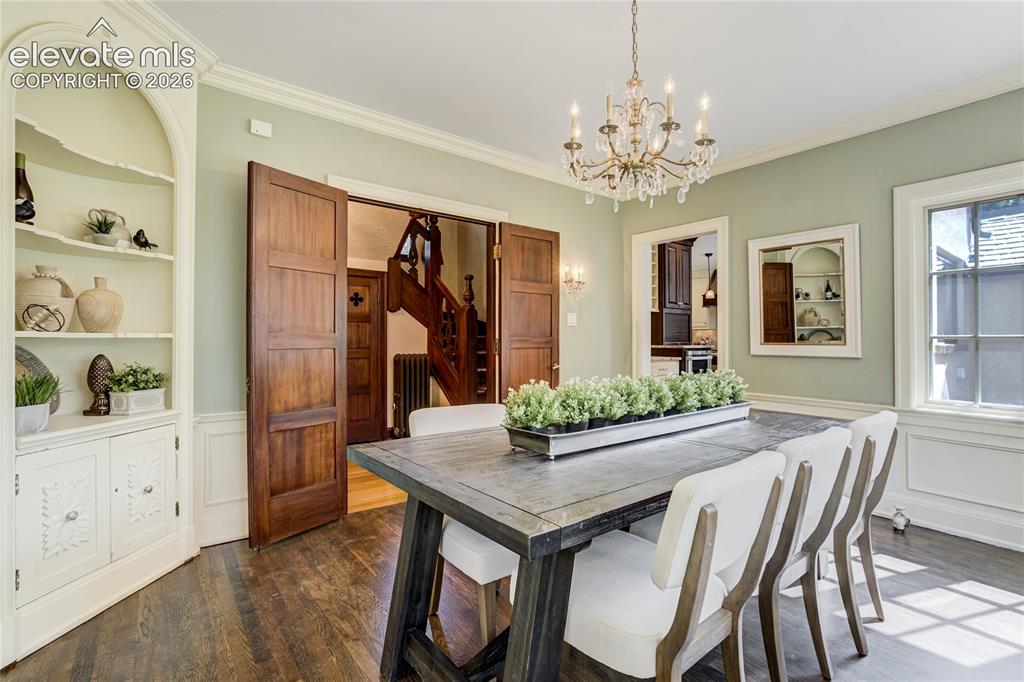 Image 6 of 50: Dining Area