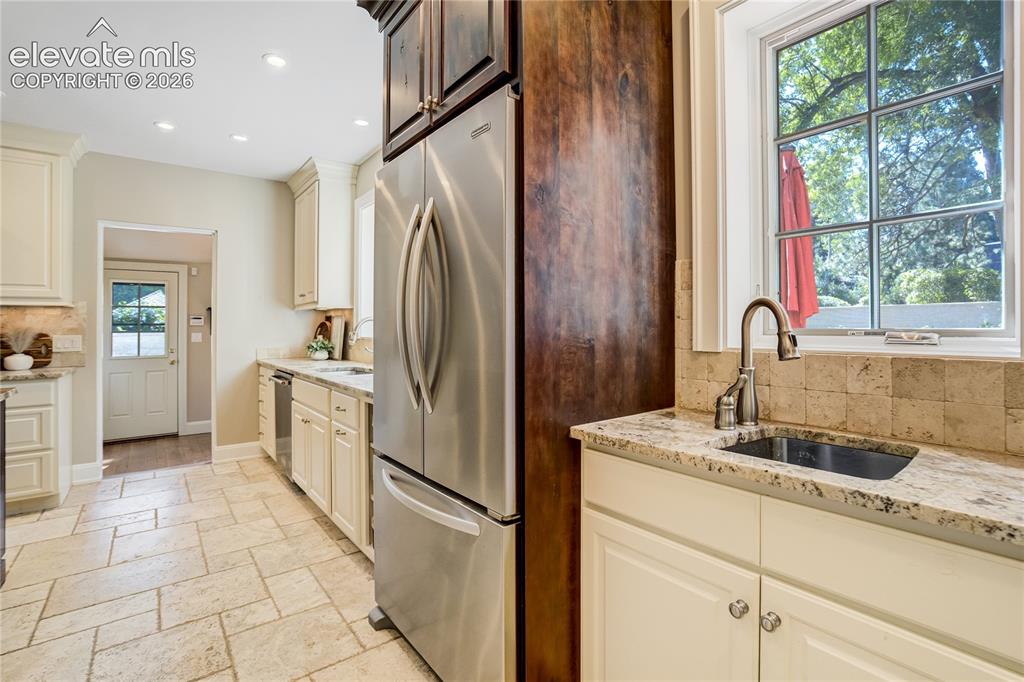 Image 8 of 50: Kitchen