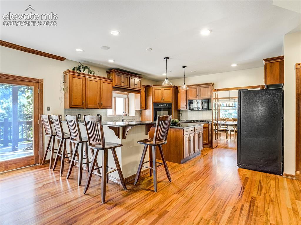 Image 16 of 50: Kitchen