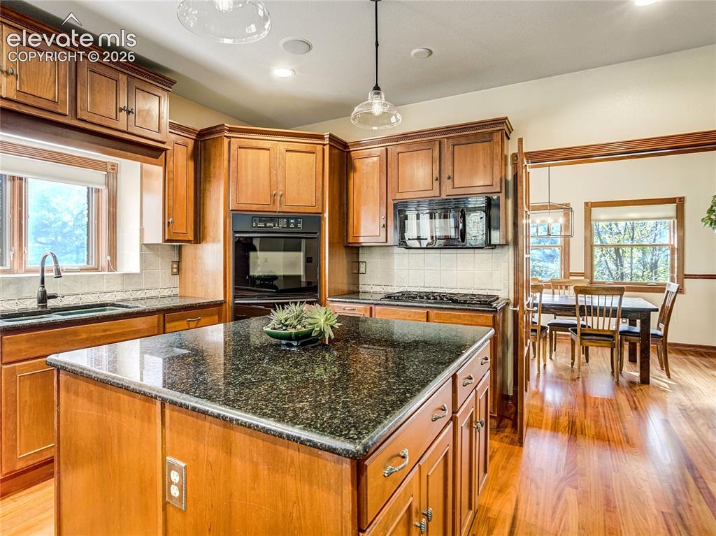 Image 17 of 50: Kitchen